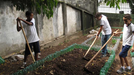 Sixth-graders at the Leão Machado school in Sao Paulo. School gardens have become a popular way to help kids learn to eat healthier in Brazil. Credit: Rhitu Chatterjee. Used with PRI's permission