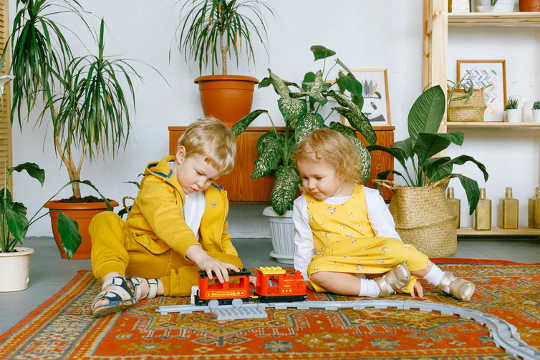 Children often naturally gravitate to the floor. (is it better to sit on the floor or sit on a chair)